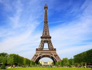 a view of the eiffel tower on a sunny day at La villageoise in Dammartin-en-Goële
