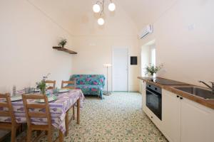 cocina y comedor con mesa y sofá en Casa Claudia, en Ravello 27 fotos más