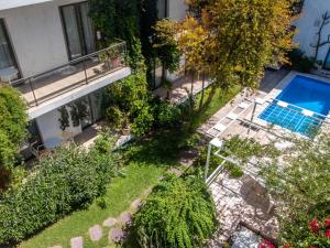 vistas panorámicas a un jardín con piscina en Paradise Departamentos en Mendoza