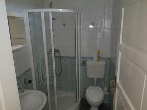 Koupelna v ubytování Király Villa