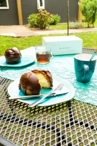 a table with two pastries and a cup of tea at Het creijennest Gemeente 's-Hertogenbosch in Rosmalen