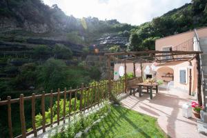 un jardín con una valla de madera y una mesa en Casa Claudia, en Ravello