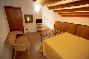 カステッランマーレ・デル・ゴルフォにあるHoliday home Enrico Casa Oleaのベッドルーム(テーブル、椅子、テレビ付)
