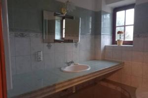 ein Badezimmer mit Waschbecken, Spiegel und Fenster in der Unterkunft Vila pod Ještědem in Liberec + 12 Fotos