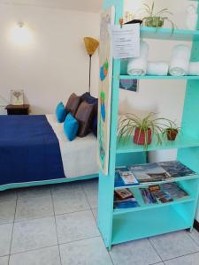 1 dormitorio con litera y estante para libros en Karma en San Martín de los Andes