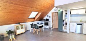 - une cuisine avec une table et des chaises dans la chambre dans l'établissement Appartement Lohe, à Glüsingerlohe