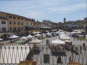 eine Straße mit Zelten und Menschen in einer Stadt in der Unterkunft Casa Remo - dolce soggiorno nella Piazza di Greve in Greve in Chianti