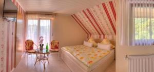 Tempat tidur dalam kamar di Weingut und Pension Markus Kochems