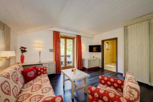 a living room with a couch and a table at Alpentirolis in Tirolo