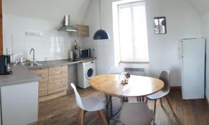 A kitchen or kitchenette at Appartement agréable 1 à 4 personnes