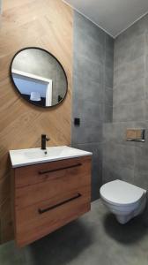 ブワディスワボボにあるWilla Primosのバスルーム(洗面台、トイレ、鏡付)