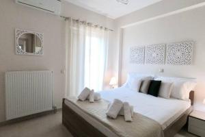 A bed or beds in a room at Gianna's Villa Gialova