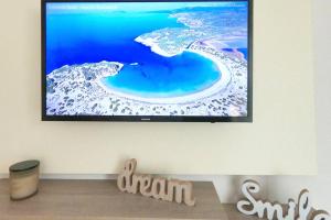 A television and/or entertainment centre at Gianna's Villa Gialova