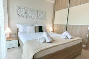 A bed or beds in a room at Gianna's Villa Gialova