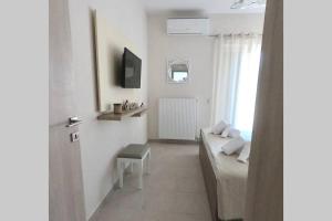 A television and/or entertainment centre at Gianna's Villa Gialova