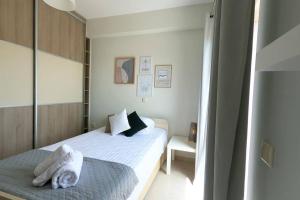 A bed or beds in a room at Gianna's Villa Gialova