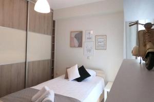 A bed or beds in a room at Gianna's Villa Gialova