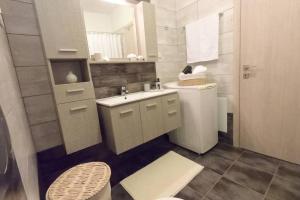 A kitchen or kitchenette at Gianna's Villa Gialova