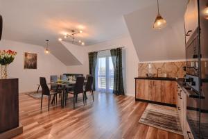 Kuchyňa alebo kuchynka v ubytovaní Dom w Milówce - Apartamenty na Kowolu