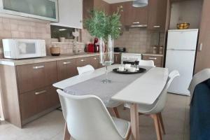 A kitchen or kitchenette at Gianna's Villa Gialova
