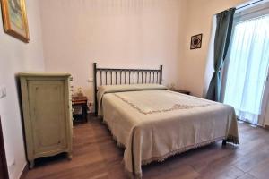 Giường trong phòng chung tại Casa Alda - magica vista sulla Piazza di Greve