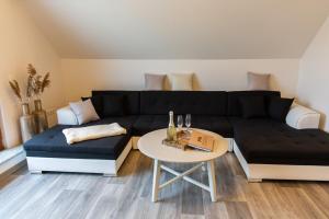 Posezení v ubytování Ferienwohnung Schwalbennest-Großkoschen