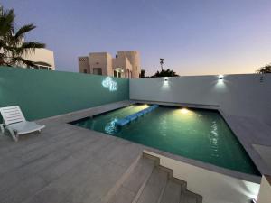 una piscina sul lato di un edificio di SAND MAR HOTEL a Puerto Peñasco