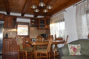 eine Küche mit einem Holztisch und Stühlen in der Unterkunft Chalupa Rekreant in Bešeňová