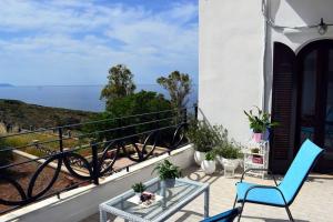 einen Balkon mit Stühlen, einem Tisch und Meerblick in der Unterkunft Magnificent sea view,clean and bright apartments in Kalathas
