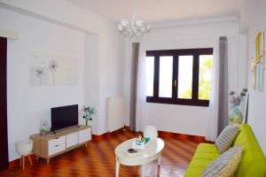A television and/or entertainment centre at Magnificent sea view,clean and bright apartments