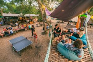 eine Gruppe von Menschen, die auf einer Achterbahn in einem Park reiten in der Unterkunft Progress Outdoor Surf Hostel in Moliets-et-Maa