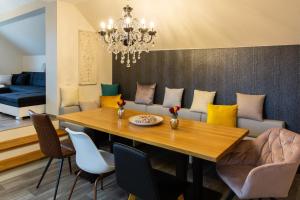 Posezení v ubytování Ferienwohnung Schwalbennest-Großkoschen