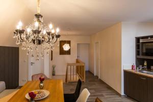 Kuchyň nebo kuchyňský kout v ubytování Ferienwohnung Schwalbennest-Großkoschen
