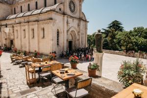 a group of tables and chairs in front of a building at N & D in Šibenik