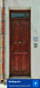 a wooden door on the side of a building at Appartamento Marconi 13 in San Vito lo Capo