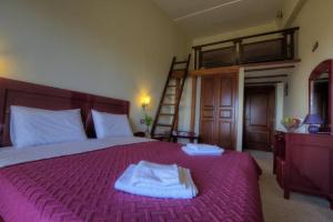 1 dormitorio con cama morada y escalera en Hotel Isaraiko Spiti Agia Theodora en Isaris