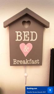 a sign for a bed breakfast hanging on a wall at Appartamento Marconi 13 in San Vito lo Capo
