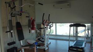 un gimnasio con dos máquinas de correr en una habitación con ventana en Hotel UNL-ATE en Santa Fe