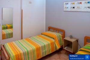 サン・ヴィート・ロ・カーポにあるAppartamento Marconi 13の小さなベッドルーム(ベッド2台、テーブル付)