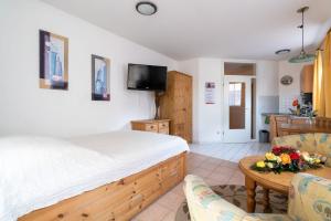 ein Schlafzimmer mit einem Bett und einem Tisch mit Blumen darauf in der Unterkunft Ferienwohnung #1 Am Neuensiener See - Seedorf in Sellin