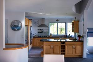 Кухня или мини-кухня в Soul Retreat - Cable Bay Holiday Home
