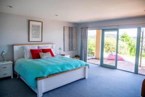 Postel nebo postele na pokoji v ubytování Soul Retreat - Cable Bay Holiday Home