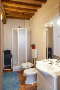 a bathroom with a toilet and a sink at Agriturismo Dosso al Porto in Rolo