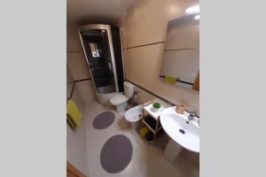 a bathroom with two sinks and a toilet and a mirror at Apartamento moderno Timanfaya in Barranco Grande +25 photos