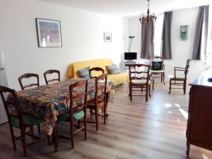 a room with a table and chairs and a dining room at Appartement spacieux 6 personnes très lumineux in Buis-les-Baronnies