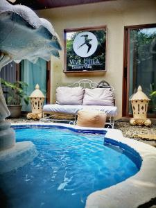 Piscina de la sau aproape de Vive Utila - Bed & Breakfast