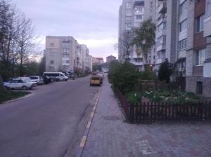 un coche amarillo estacionado al lado de una calle de la ciudad en Затишна 1 кімнатна квартира Трускавець en Truskavets