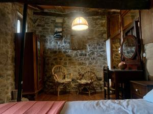 - une chambre avec un lit et deux chaises dans l'établissement La Cabaña del Beyu Pen, à Amieva
