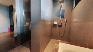 Ένα μπάνιο στο JS Boutique Hotel