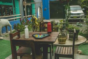 una mesa de madera con un plato en el patio en Hotel El Mirador KITE-SURF, WIND-SURF AND SURF, en Pacasmayo